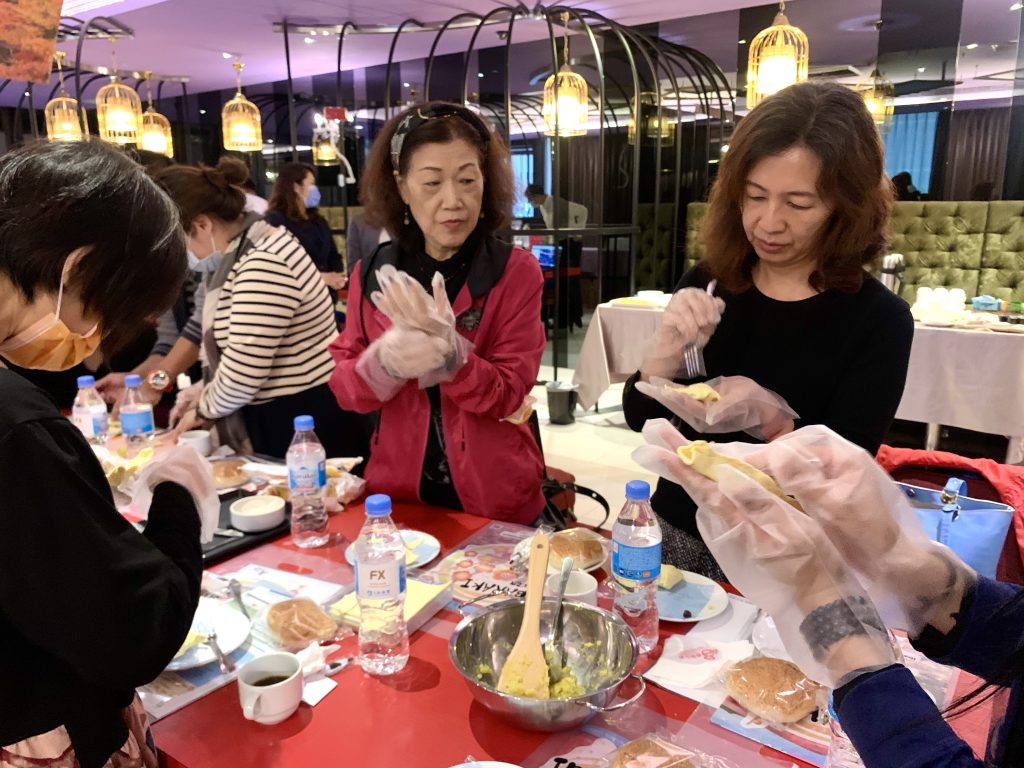 參加茨城縣微旅行的來賓專心做地瓜派