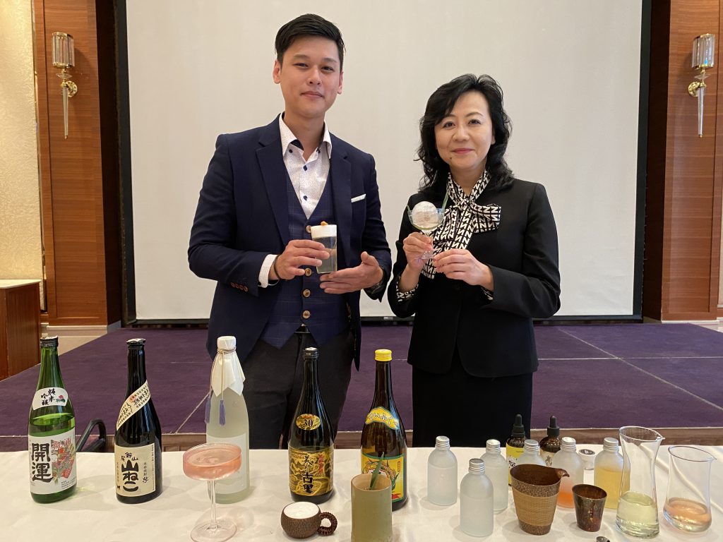 日本交流協會經濟部主任相馬巳貴子(右)與調酒師向台灣民眾大推日本酒