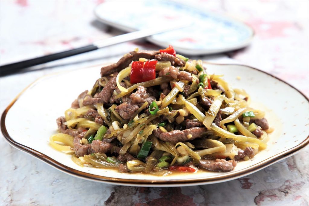 ▲酸菜炒牛肉,酸鹹爽口,十分下飯。(280元)