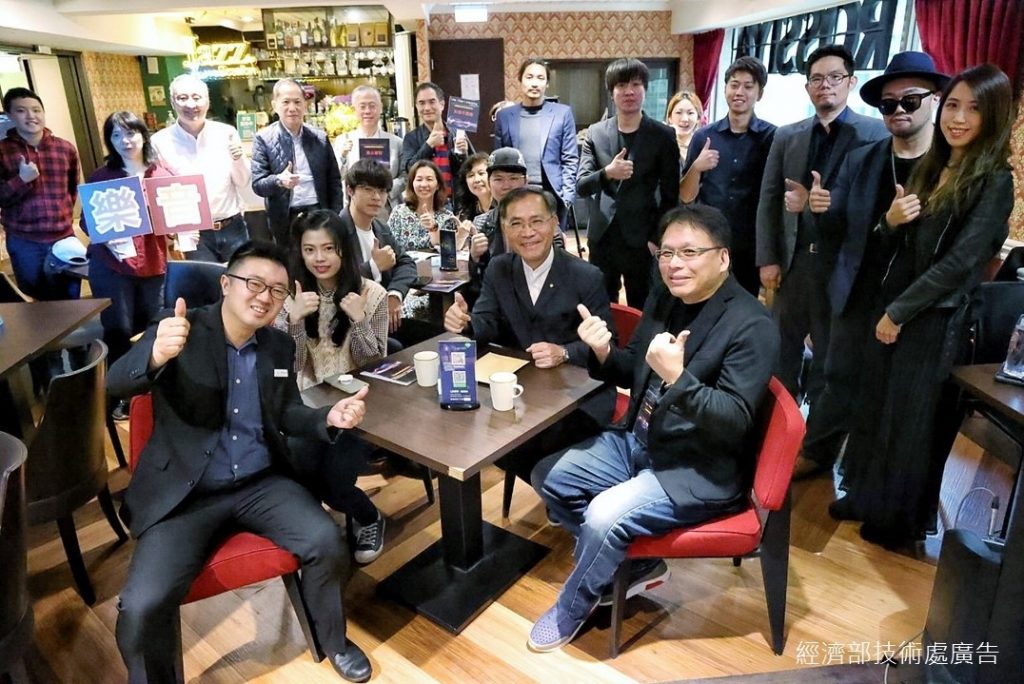 文水藝文中心總監蔡伯南(左一)、臺北市副市長蔡炳坤(前排左三)、神殿音樂文創 公司執行長彭季康(前右ㄧ)